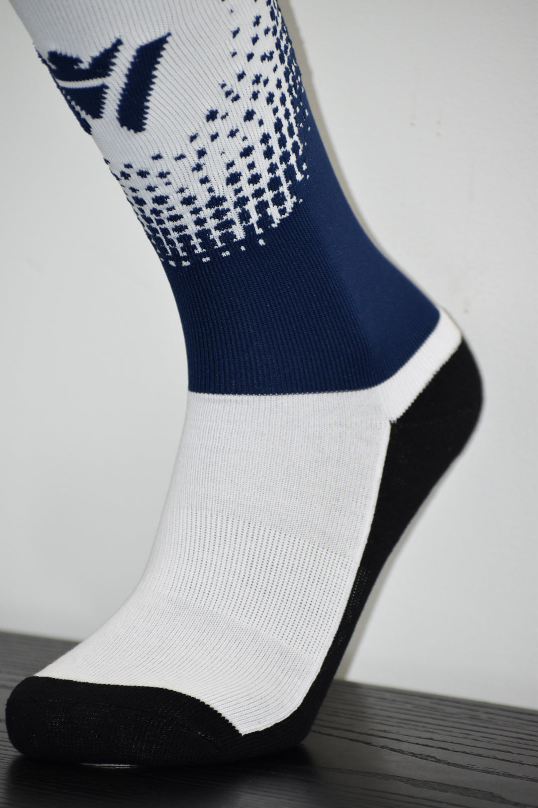 Comfort Hybrid Soccer Socks White/Navy Fade | Waly’s