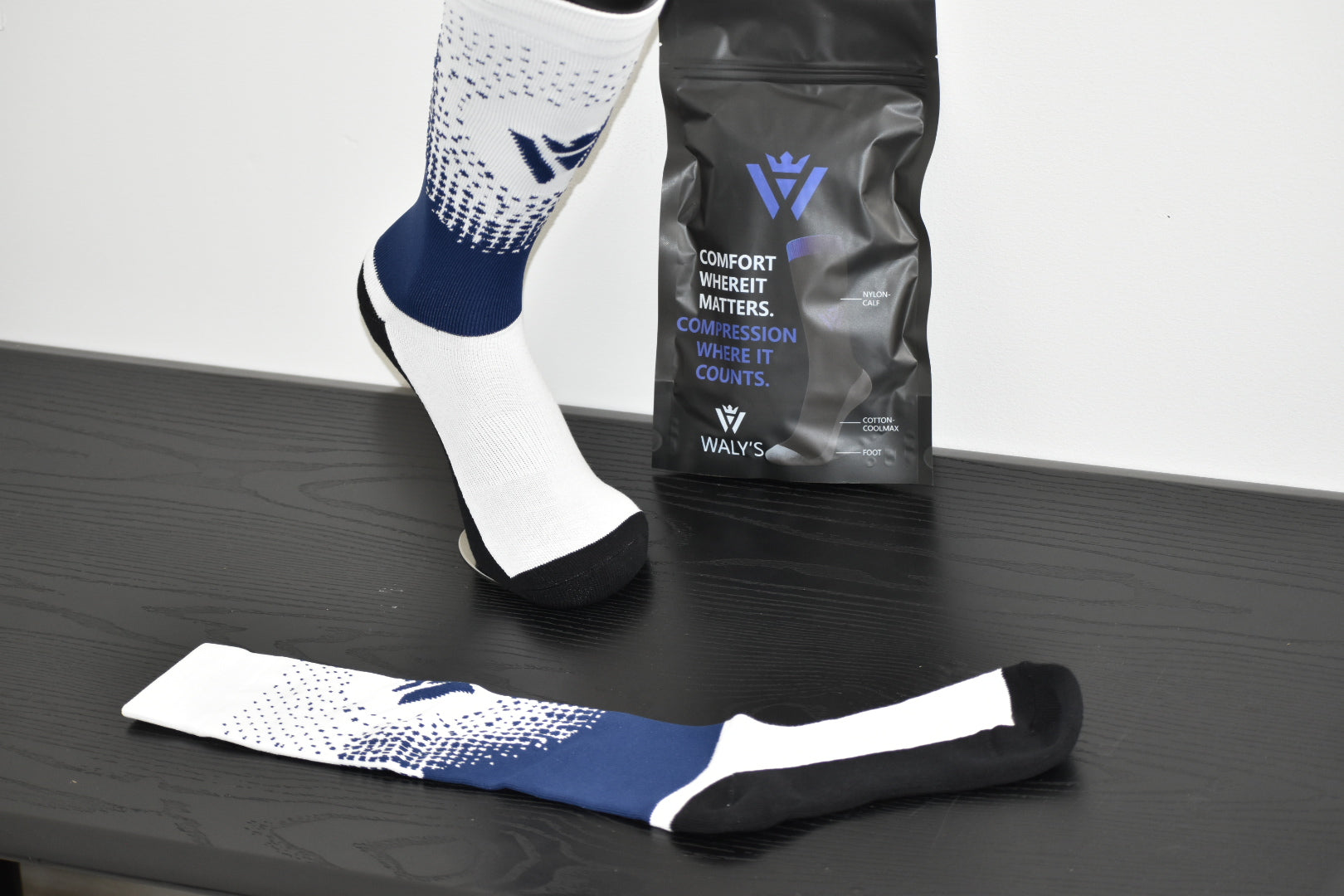 Comfort Hybrid Soccer Socks White/Navy Fade | Waly’s
