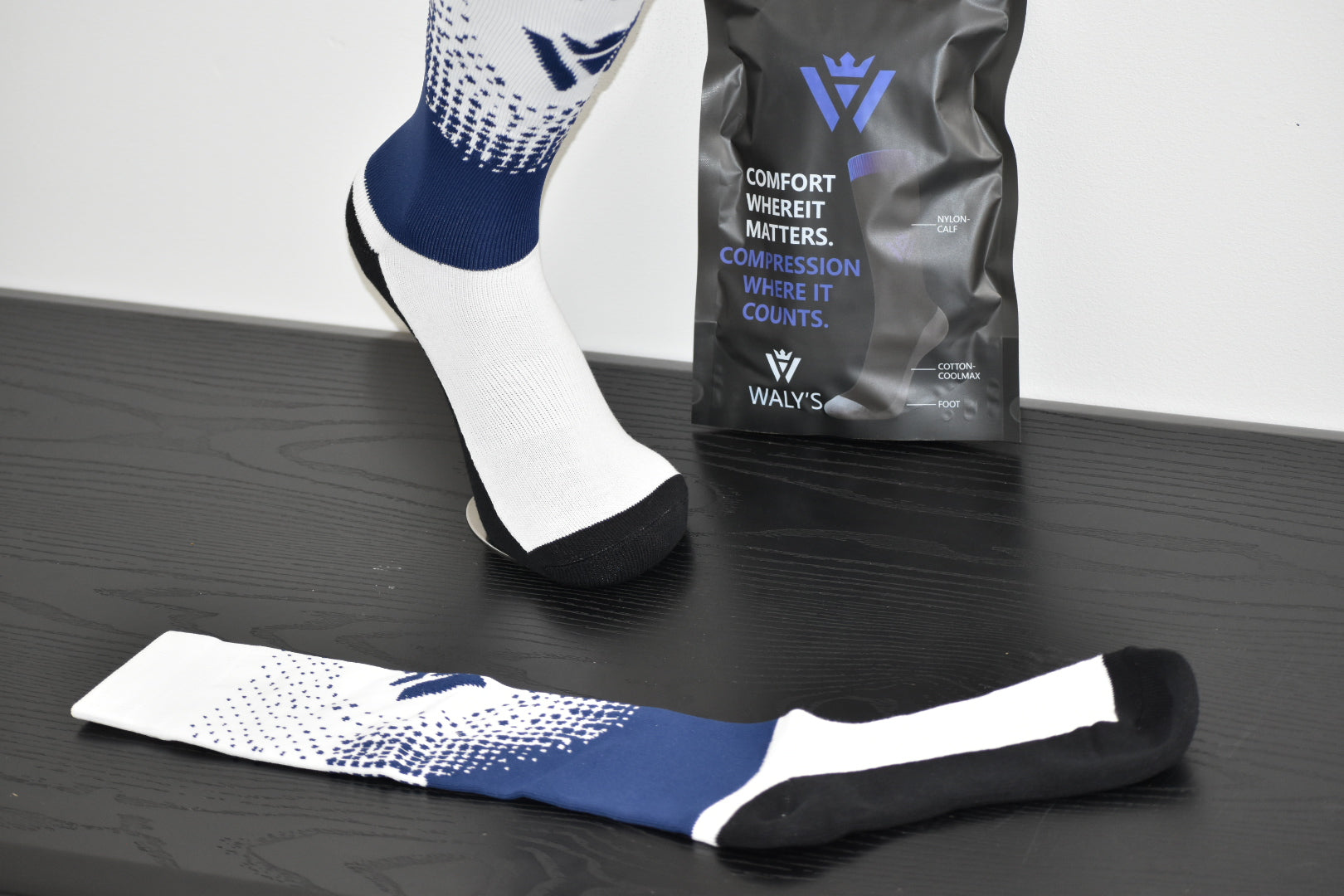 Comfort Hybrid Soccer Socks White/Navy Fade | Waly’s